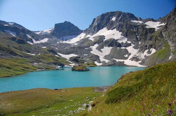 Όμορφη ορεινή λίμνη — Φωτογραφία Αρχείου