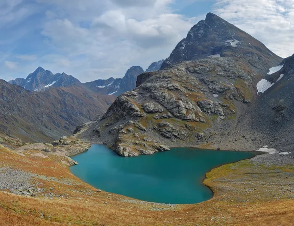 Turquoise lake in the mountains — Stock Photo, Image