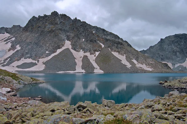Lago azul nas montanhas — Fotografia de Stock