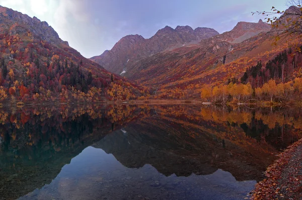 Autumn reflections in the mountains — Stock Photo, Image