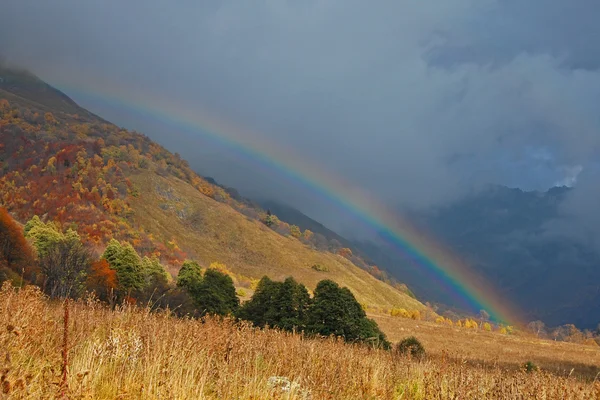 Regnbåge i bergen — Stockfoto