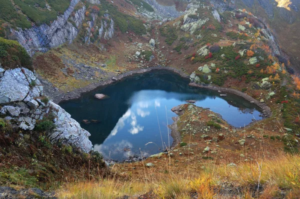 Małe jezioro niebieski odbicia nieba — Zdjęcie stockowe