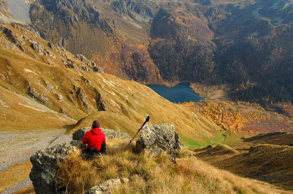 En vandrare tittar på landskapet — Stockfoto