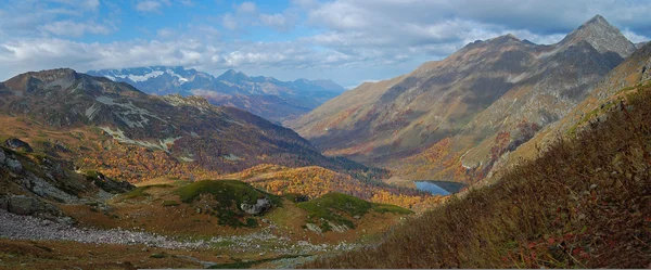 Panorama över en dal i bergen — Stockfoto