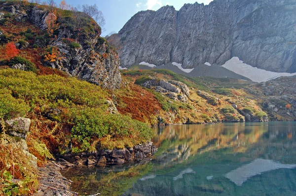 Kolorowe brzegiem jeziora górskie — Zdjęcie stockowe