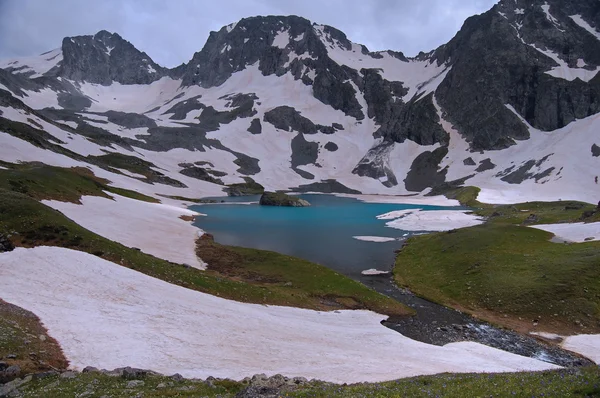 Блакитне озеро в горах — стокове фото