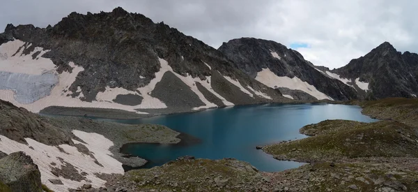 Блакитне озеро в горах — стокове фото