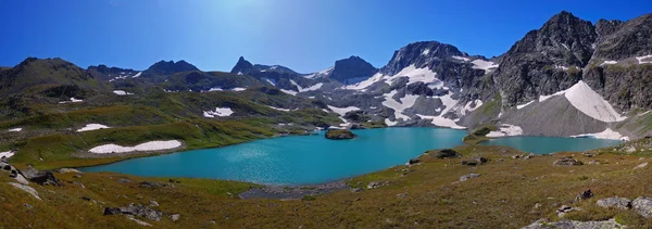 Panorama of a mountain lake — Stock Photo, Image