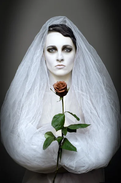 Gothic Girl in der weißen fop mit. — Stockfoto