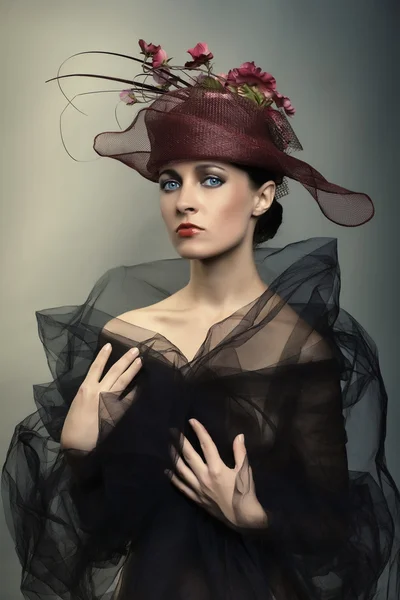 美丽的女人在盖帽的肖像. — 图库照片
