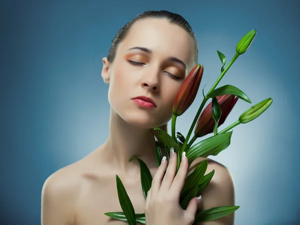 빨간 꽃을 가진 아름 다운 여자. — 스톡 사진