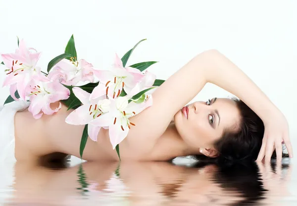 Krásná žena s růžovými květy. Stock Fotografie