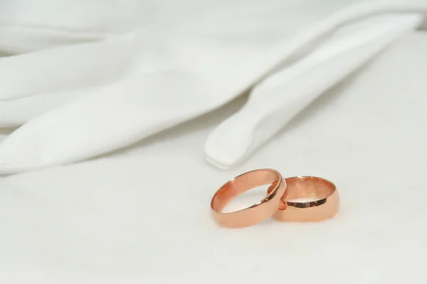 Wedding rings with stones on silk — Stock Photo, Image