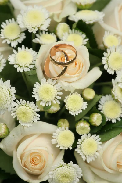Anéis de ouro em um buquê de rosas — Fotografia de Stock