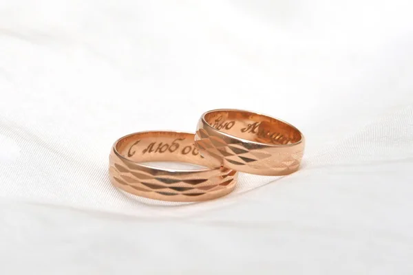 Snubní prsteny s kameny na hedvábí — Stock fotografie