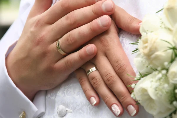 Dwie ręce na sukni ślubnej — Zdjęcie stockowe