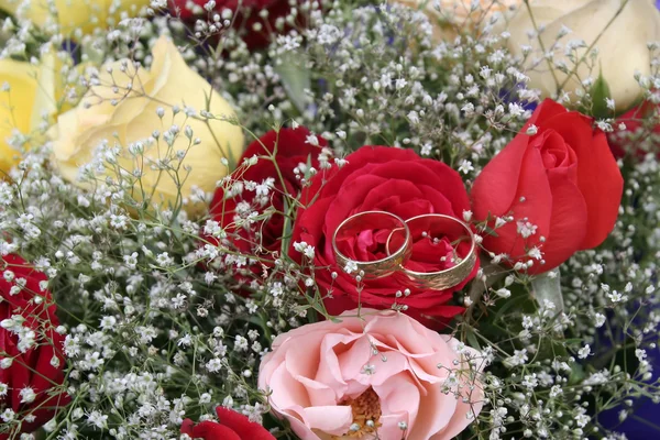Gold rings on a bouquet — Stock Photo, Image