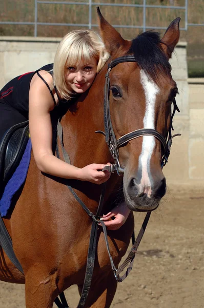 Krásná dívka a její kůň — Stock fotografie