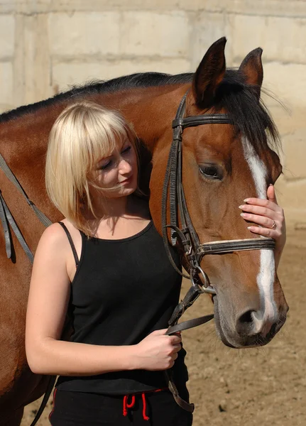 美しい少女と彼女の馬 — ストック写真