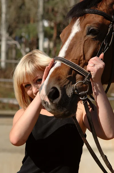 Piękna dziewczyna i jej konia — Zdjęcie stockowe