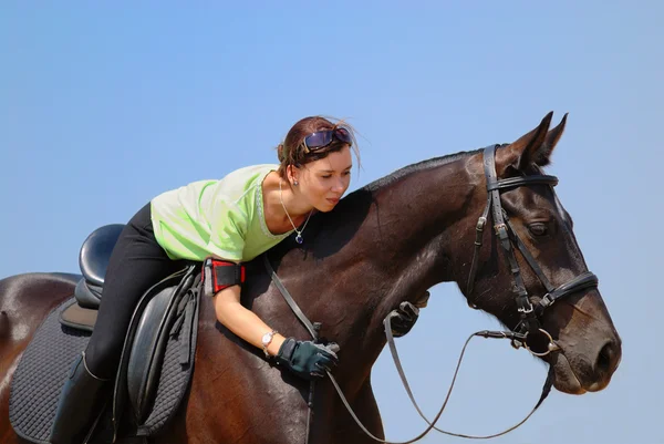 Όμορφο κορίτσι και εκπαιδεύσεων αλόγου σε περιστροφές άλογο — Φωτογραφία Αρχείου