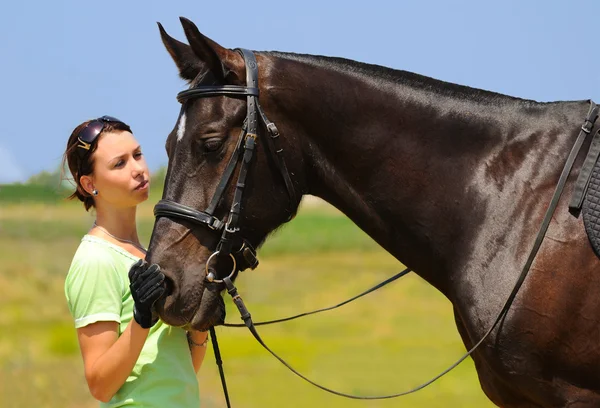 Krásná dívka a drezurní kůň — Stock fotografie