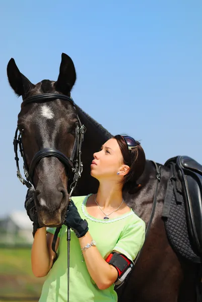 美しい少女と馬場馬術の馬 — ストック写真