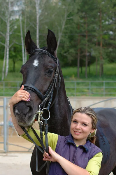美しい少女と馬場馬術の馬 — ストック写真