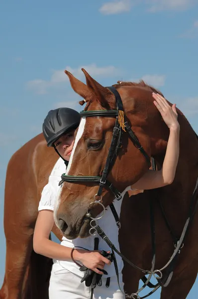 Hermosa chica y su caballo — Foto de Stock
