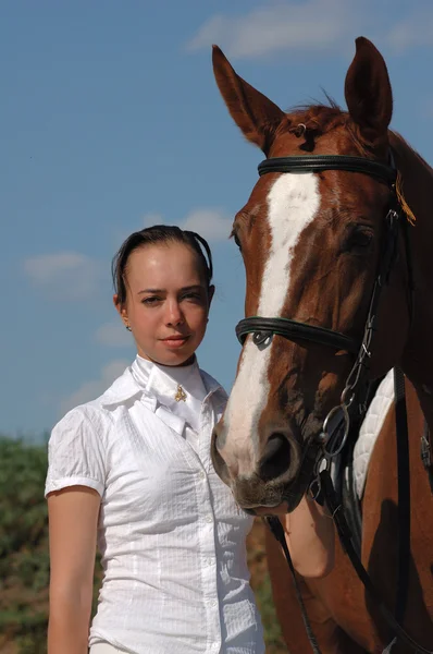 Menina bonita e seu cavalo — Fotografia de Stock