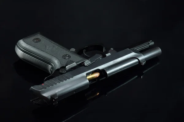 Pistola negra y balas — Foto de Stock
