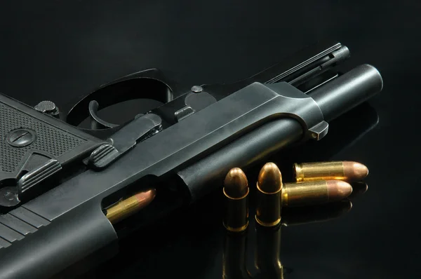 Czarny pistolet i kule — Zdjęcie stockowe