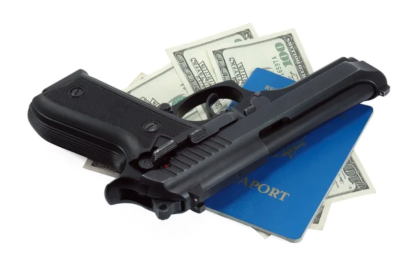 Pistola negra, pasaporte, balas y efectivo — Foto de Stock