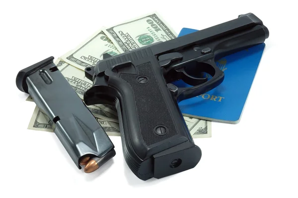 Pistola negra, pasaporte, balas y efectivo — Foto de Stock