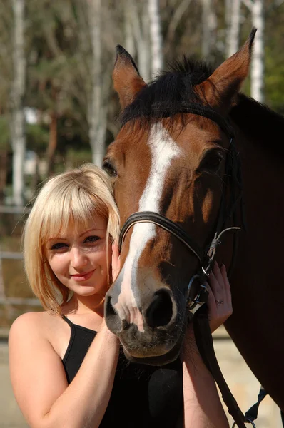 Menina bonita e seu cavalo — Fotografia de Stock