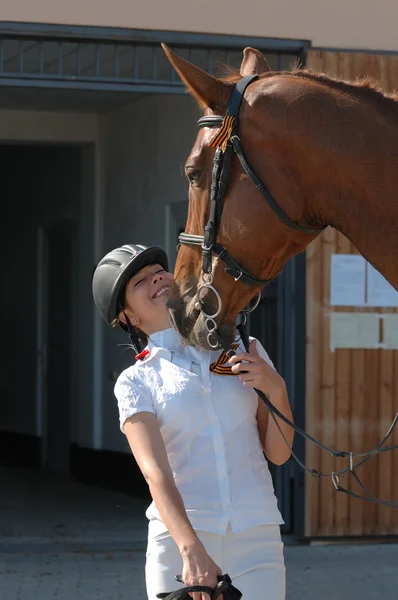 Bella ragazza e cavallo — Foto Stock
