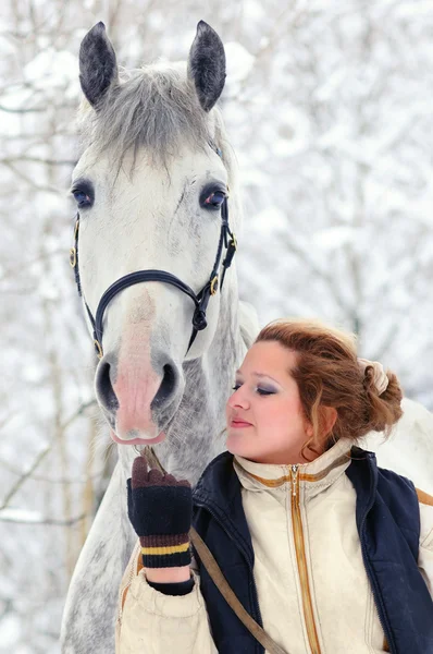 Menina e cavalo branco no inverno — Fotografia de Stock