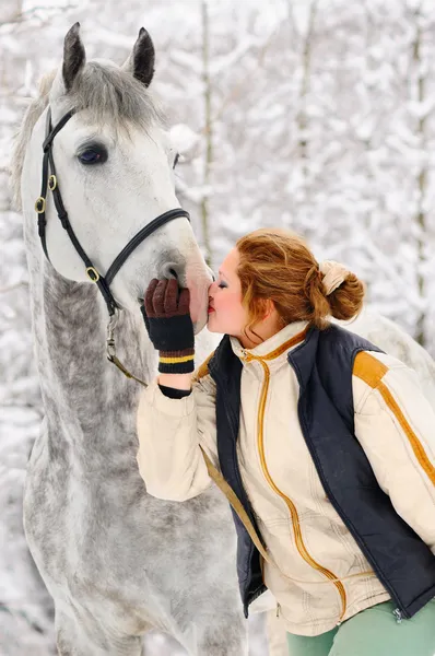 Menina e cavalo branco no inverno — Fotografia de Stock