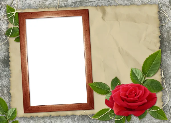 Деревянная рамка с красной розой на коричневом — стоковое фото