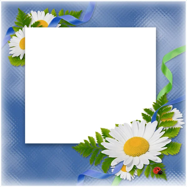 Karte mit Blumen auf blauem Hintergrund — Stockfoto