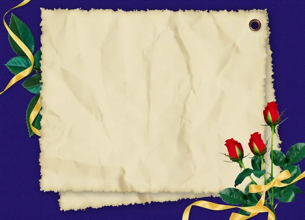 蓝色背景上的玫瑰与卡 — 图库照片