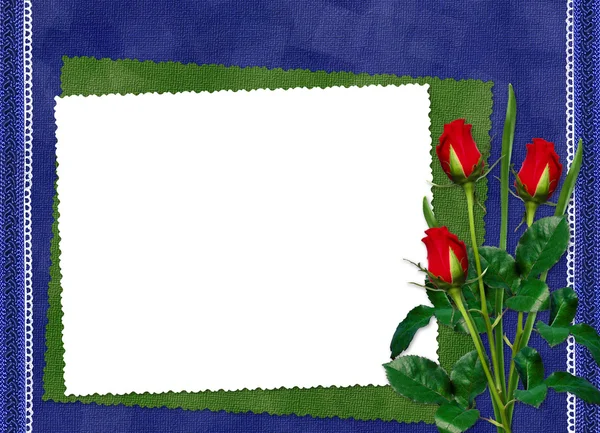 Рамка с розами на синем фоне — стоковое фото