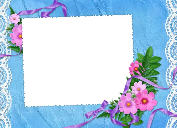 Белая рамка с цветами и лентой — стоковое фото