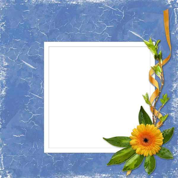 Moldura branca com um buquê de flor — Fotografia de Stock
