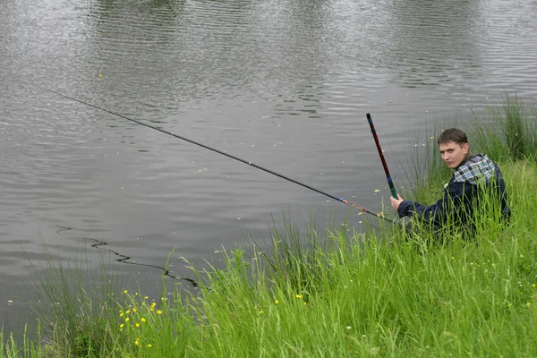 Рыбак на озере — стоковое фото