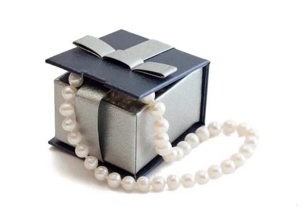 Коробка з перлами — стокове фото