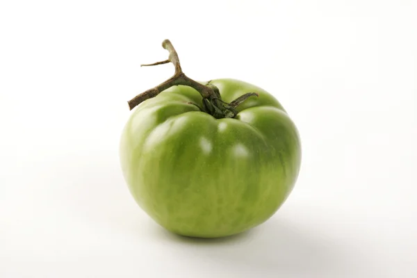 Vihreä tuore tomaatti — kuvapankkivalokuva