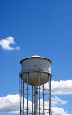 Watertower karşı mavi gökyüzü ve bulutlar