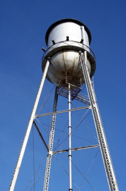 eski metal su kulesi