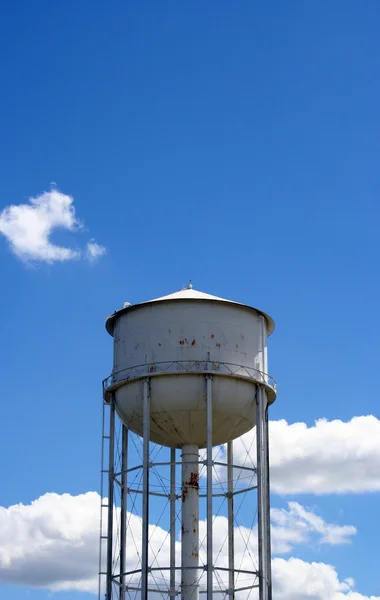 Watertower contra céu azul e nuvens — Fotografia de Stock